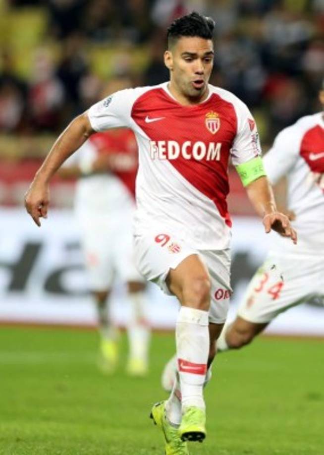 Radamel Falcao podría ser el fichaje bomba que planea el América con tanto secretismo. En el programa Raza Deportiva de ESPN han declarado que la 'Bomba' de este mercado de invierno en el equipo campeón, es Falcao, colombianoque ha jugador en la mejores ligas en el futbol de Europa. En estos momentos milita para el Mónaco, pero la idea de que llegue el delantero no es nada descabellada, dado que el cafetero, ha venido a la baja y sería muy difícil colocarlo en un equipo de más categoría en Europa y la opción de llegar con los azulcremas, podría ser muy atractivo.