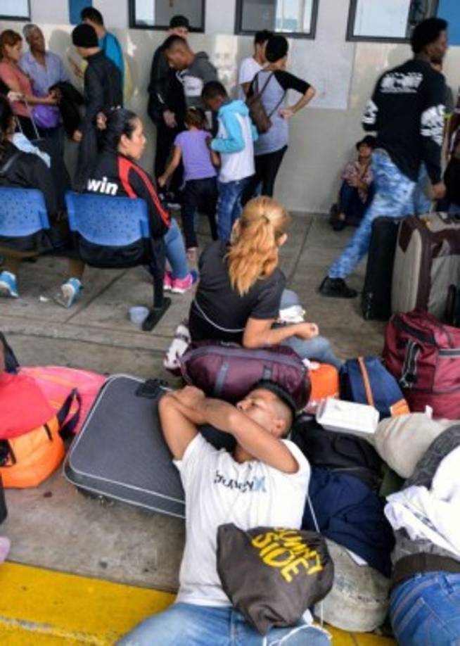 La gran mayoría de los venezolanos que huyen de la crisis en su país buscan llegar a Perú, Chile o Argentina, aunque su travesía de miles de kilómetros deban hacerla a pie.