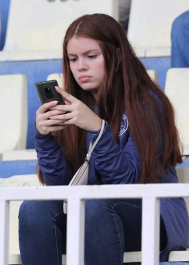 Una aficionada del Motagua en las gradas del Nacional.