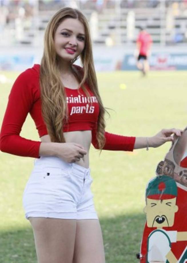 En el estadio Excélsior también se pasearon bellezas como ella.