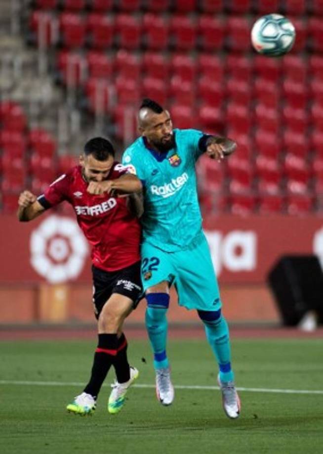 Arturo Vidal, con la incomodidad de un defensa, cabeceó el centro de Jordi Alba para así marcar el primer gol del partido a favor del Barcelona.