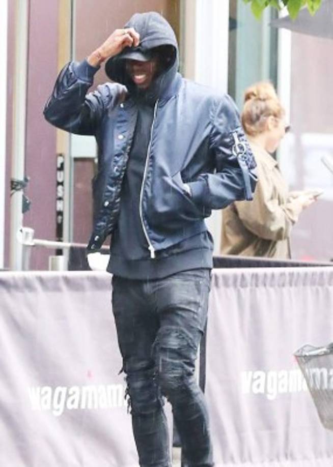 Pogba fue captado en plena calle. Ayer su equipo el Manchester United venció 1-0 al Hull City.