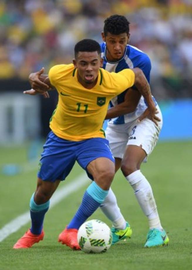 Pereira marcando a Gabriel Jesús.