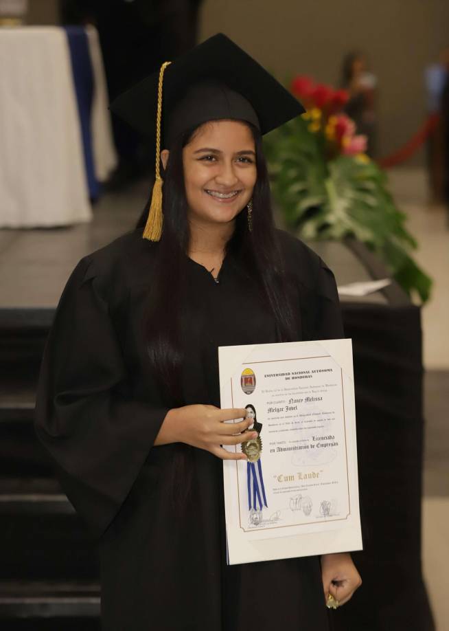 ¡Felices y orgullosos! Así festejan los nuevos egresados de Unah-vs