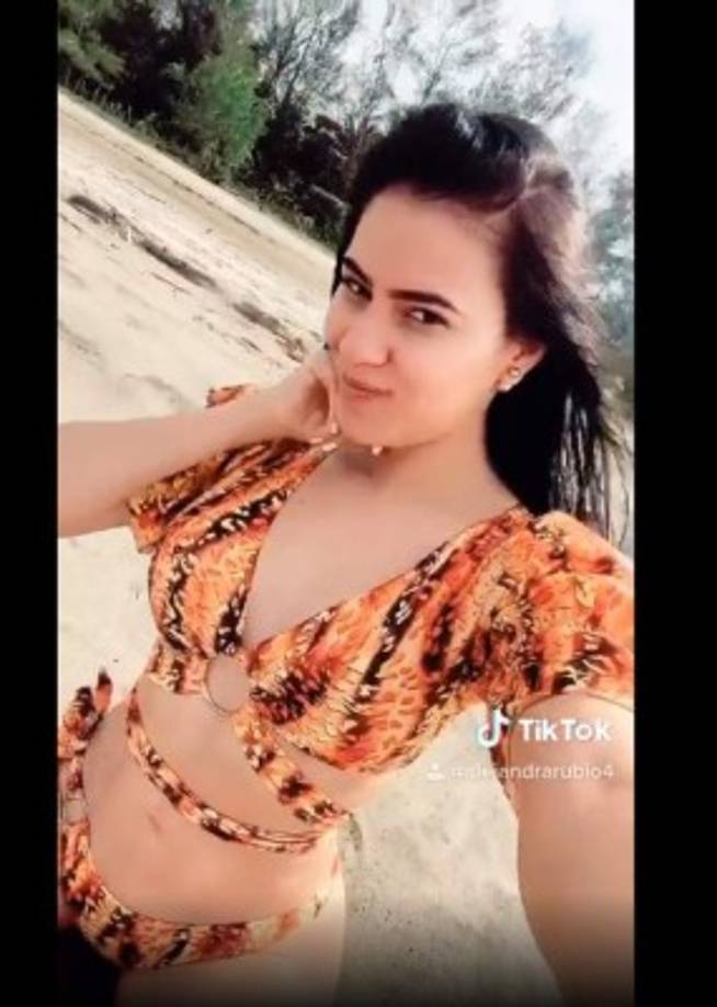 <a href='https://www.laprensa.hn/fotogalerias/farandula/1385478-411/nasralla-foto-carolina-lanza-isabel-zambrano-modelos-x-0' style='color:red;text-decoration:underline' target='_blank'>MIRA: Nasralla muestra rara foto de Carolina Lanza e Isabel Zambrano como modelos de X-O</a>