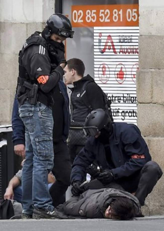 La policía francesa detuvo a un manifestante .