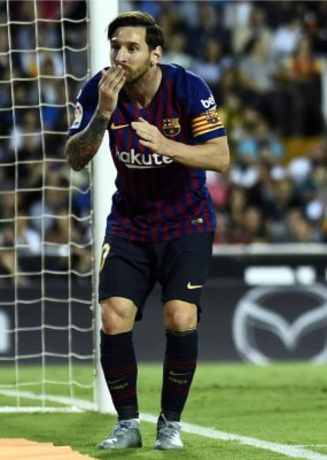 Messi dejó a un lado por un momento su tradicional festejo de los goles en el que mira al cielo y apunta con los dedos con dedicación a su abuela, y en su tanto contra el Valencia sorprendió con una celebración que no se le conocía.