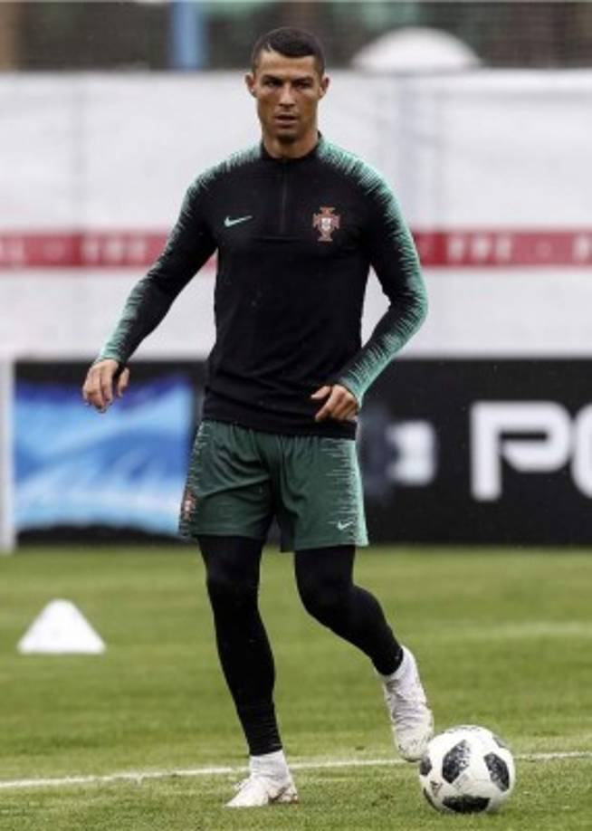 Todas las conversaciones de la prensa giraban en torno al estado de ánimo del portugués debido a su posible salida del Real Madrid y pocas aludían al crucial partido del viernes entre portugueses y españoles. Foto AFP