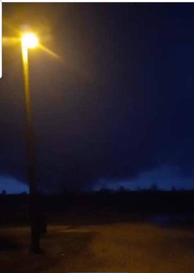 El alguacil del condado de Lawrence en Misisipi, Ryan Evertt, dijo a la televisión local que dos casas resultaron gravemente dañadas por una tormenta. 