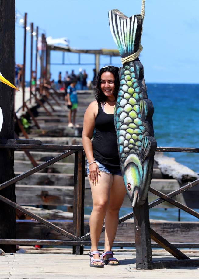 En Tela los turistas aprovecharon el momento para sacarse una imagen en los diversos paradores fotográficos y llevarla de recuerdo del Feriado Morazánico 2023. 