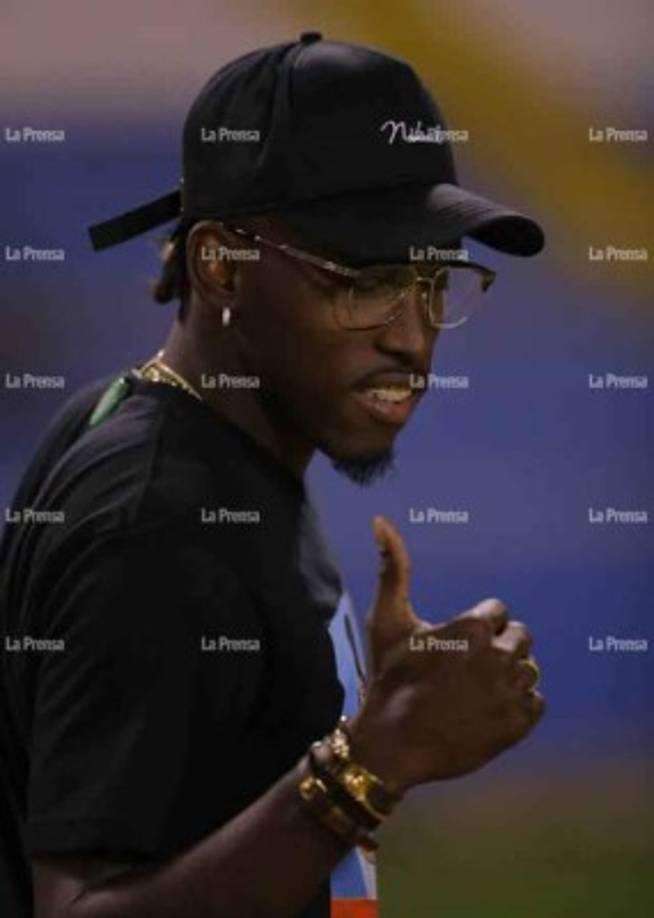 Alberth Elis, el delantero hondureño que juega en el Houston Dynamo, se hizo presente para ver al Olimpia.