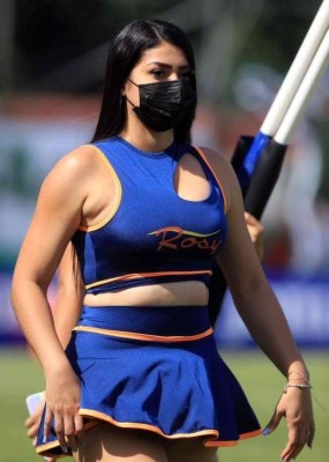 Esta bella chica robó muchas miradas y adornó el clásico sampedrano.