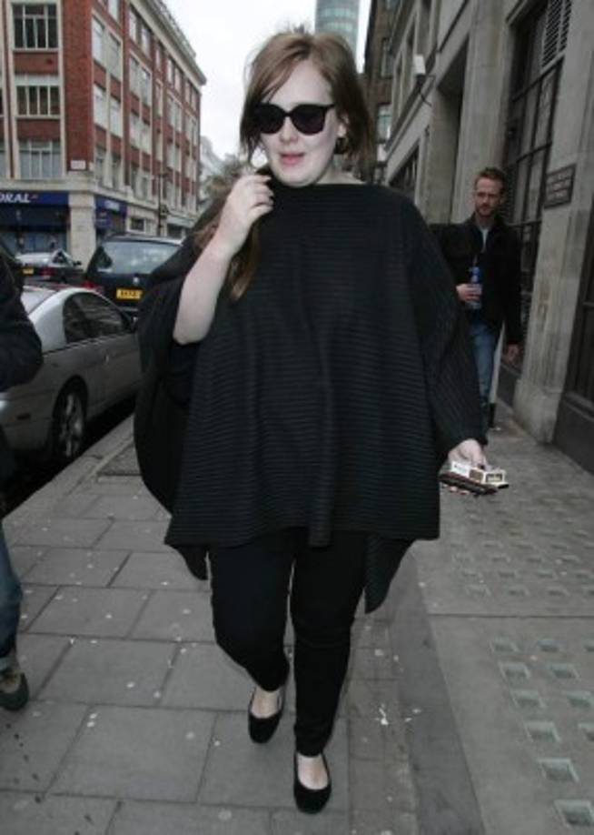 Mientras la prensa especula en los últimos días con una espectacular y poco probable pérdida de peso de la cantante, ella mantiene el misterio con respecto a su nuevo material que, tras más de cuatro años de espera, puede salir al mercado de manera inminente.