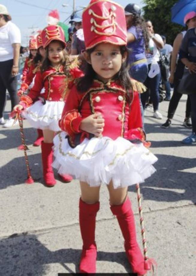 Las pequeñas palillonas lucieron hermosos y coloridos trajes.