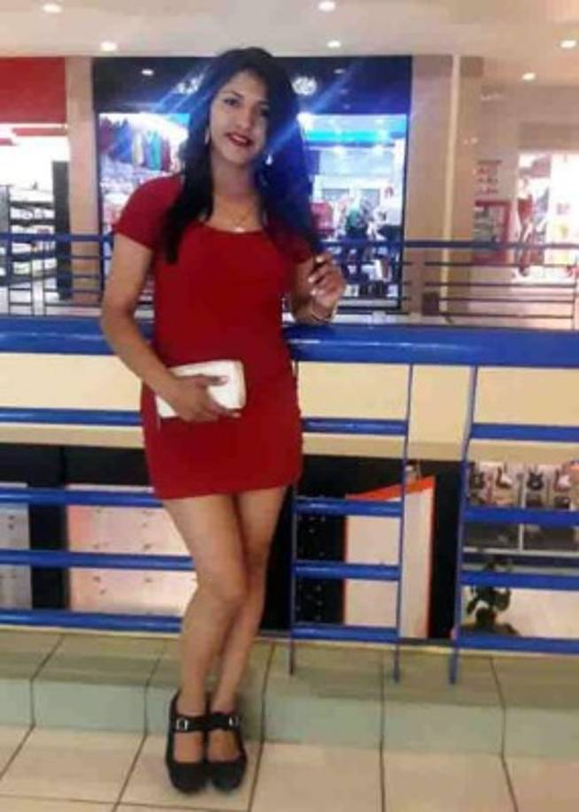 No solo es agente de policía, también es maestra de educación primaria y vocalista del grupo musical de la Policía Nacional.