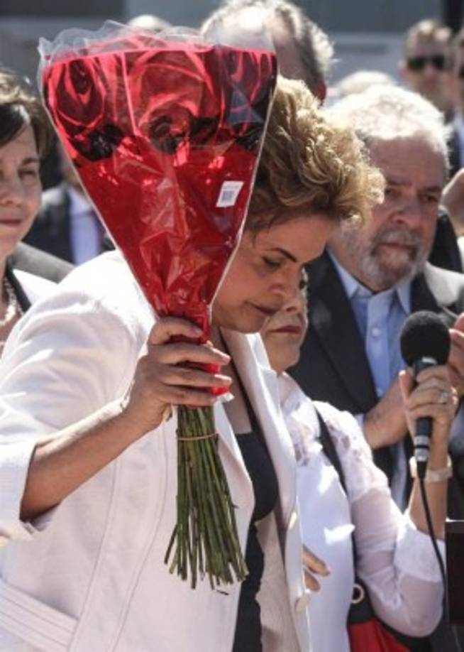 Dilma Rousseff carga un detalle que le entregaron tras salir del Palacio de Planalto desde donde se pronunció.