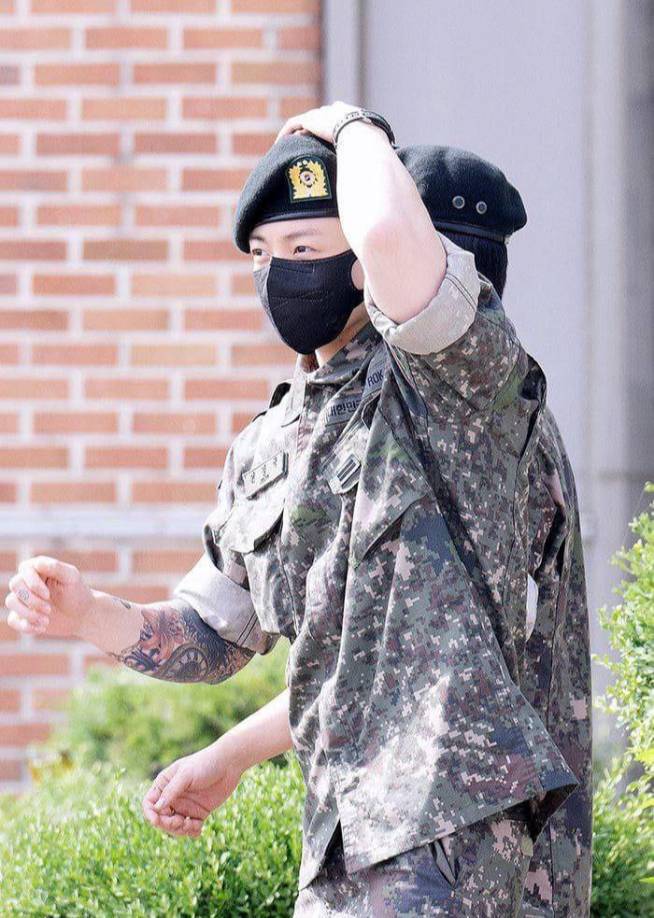 JungKook, que está en el mismo regimiento que Jimin estuvo presente también, ambos llegaron vestidos con su uniforme militar. Aunque todos pidieron permiso en sus respectivos batallones para tener día libre para poder recibir a Jin.