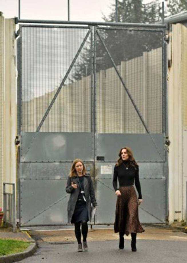 Mientras tanto Kate Middleton se ha mantenido enfocada en sus obligaciones reales. Este mismo miércoles visitó una prisión de mujeres junto a la organización benéfica Forward Trust, que ayuda a las reclusas a mejorar sus relaciones con amigos y familiares, incluida la reconexión con los niños.<br/>