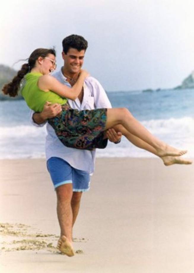 En esta imagen capturada en 1990 de Eduardo Capetillo y la actriz Mariana Garza en la telenovela 'Alcanzar una estrella' el parecido con su hijo es enorme.