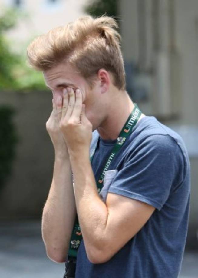 Familiares y conocidos del club permanecen alejados de la escena del tiroteo.