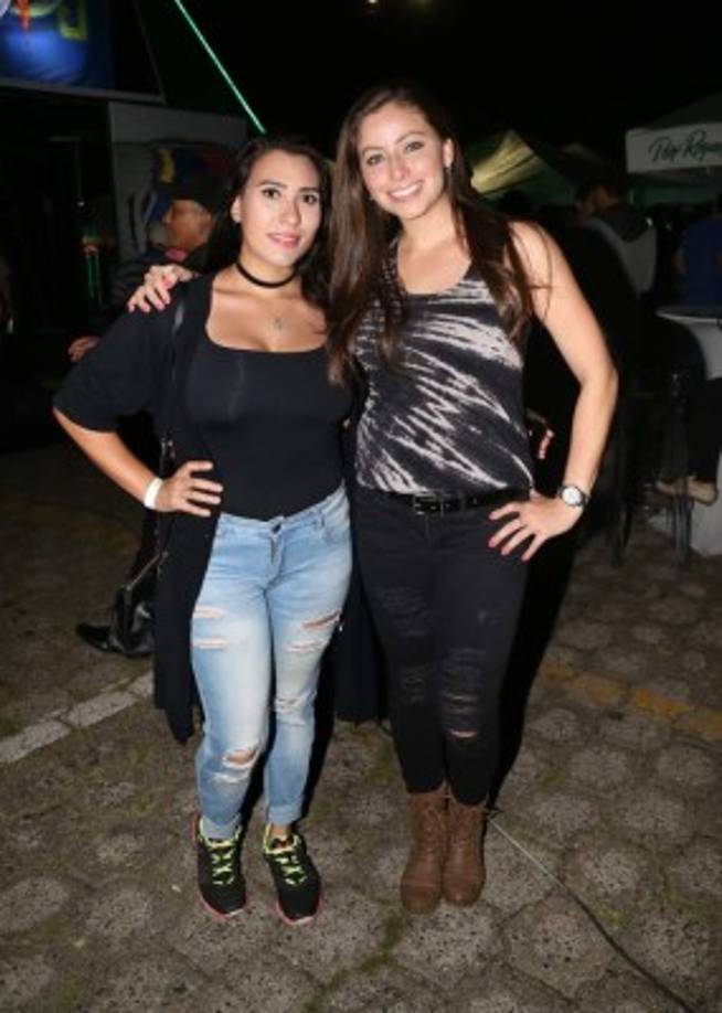 Scarleth Castillo y Gina Flores.