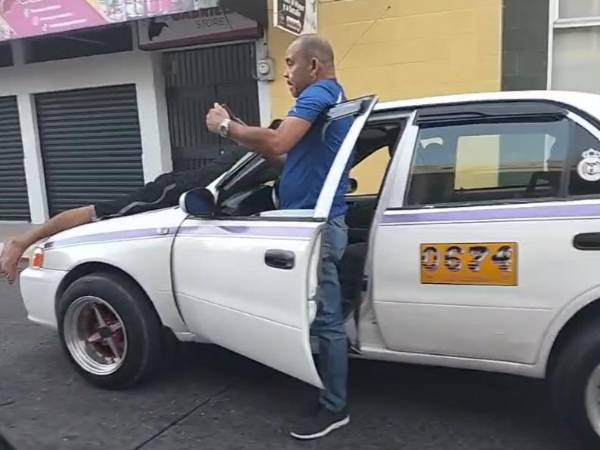 Hombre herido se lanza sobre taxi: Perro, ayúdame, loco