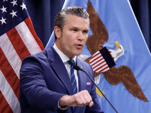 El secretario de Guerra de EE. UU., Pete Hegseth, el pasado 5 de marzo durante una conferencia de prensa en la sede del CENTCOM en la base aérea MacDill en Tampa, Florida, EE. UU. EFE/EPA/CRISTOBAL HERRERA-ULASHKEVICH