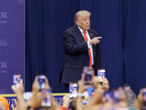 El presidente de Estados Unidos, Donald J. Trump, pronuncia un discurso durante un evento con personas mayores en The Villages, Florida, EE UU, este 1 de mayo de 2026.