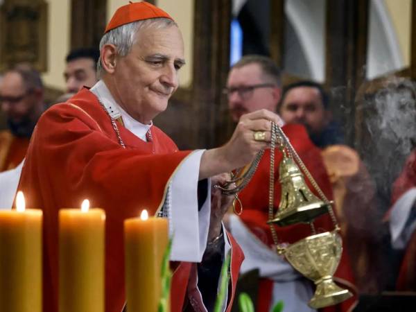 El cardenal Matteo Zuppi, el presidente de la Conferencia Episcopal italiana que fue el enviado del papa para mediar en la guerra en Ucrania, cuenta con experiencia en la resolución de conflictos como Mozambique, Burundi o Guatemala y da gran atención a los desfavorecidos, en línea con el pontificado de Francisco.