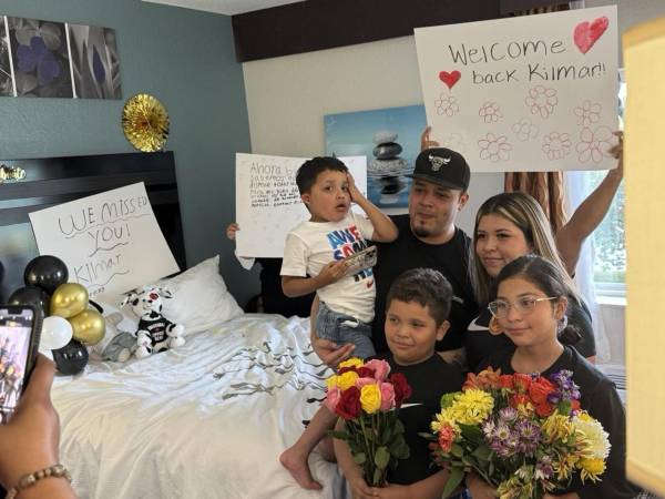 Fotografía cedida por la fundación CASA donde se ve al salvadoreño Kilmar Abrego (c) junto a su familia este viernes, en Maryland (EE.UU.).