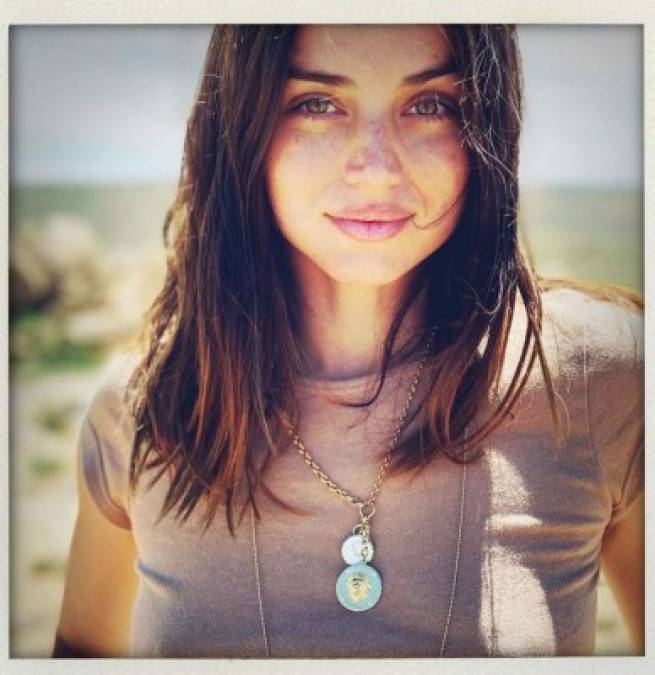 La actriz Ana de Armas cumple 32 en un momento inmejorable: a lo largo de los últimos doce meses ha terminado de consagrarse en Hollywood gracias a una nominación a los Globos de Oro en 'Knives Out' y, en cuanto la actual crisis del coronavirus lo permita, se presentará ante el mundo como una chica Bond en la próxima entrega de la franquicia 007, 'No Time To Die'.