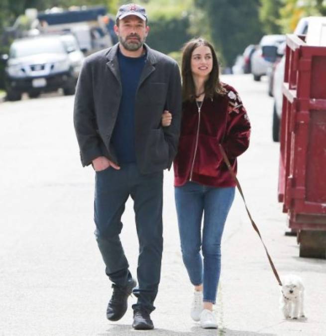 Ahora ya es habitual ver a Affleck, de 47 años, y de Armas, de 32, paseando por las calles de Los Ángeles mientras pasean a sus perros.