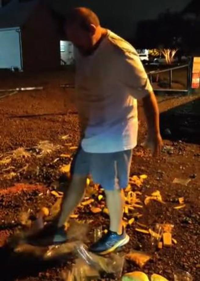 Johnson nunca mostró arrepentimiento y lejos de eso, empezó a patear la fruta que estaba en el suelo.