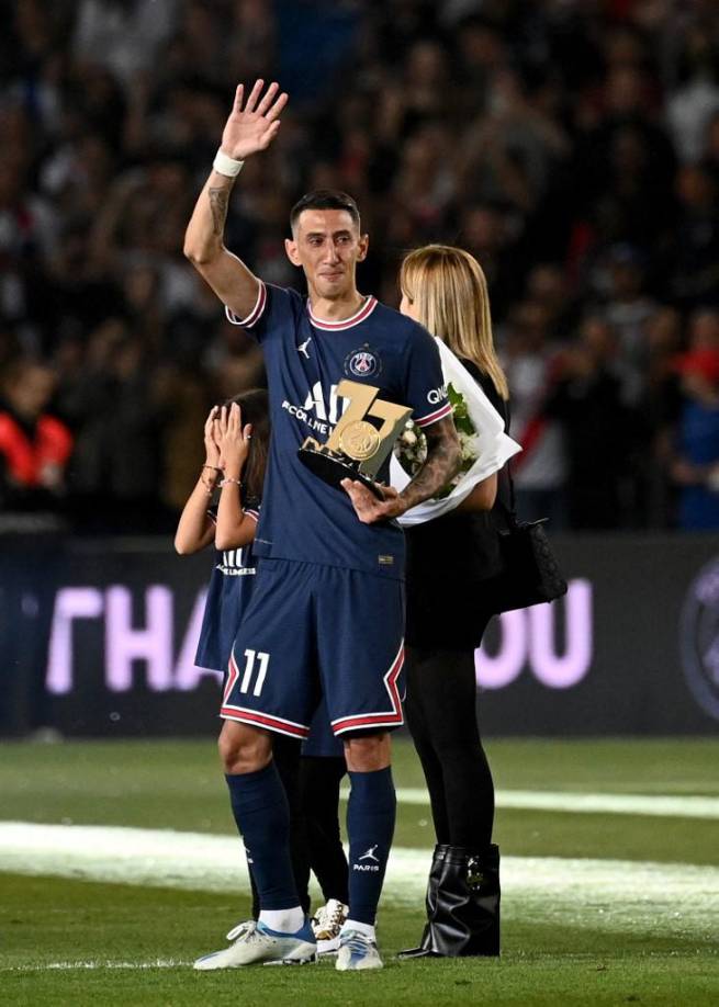 Di María recibió la ovación en medio del césped del Parque de los Príncipes junto a su mujer y a sus dos hijas.