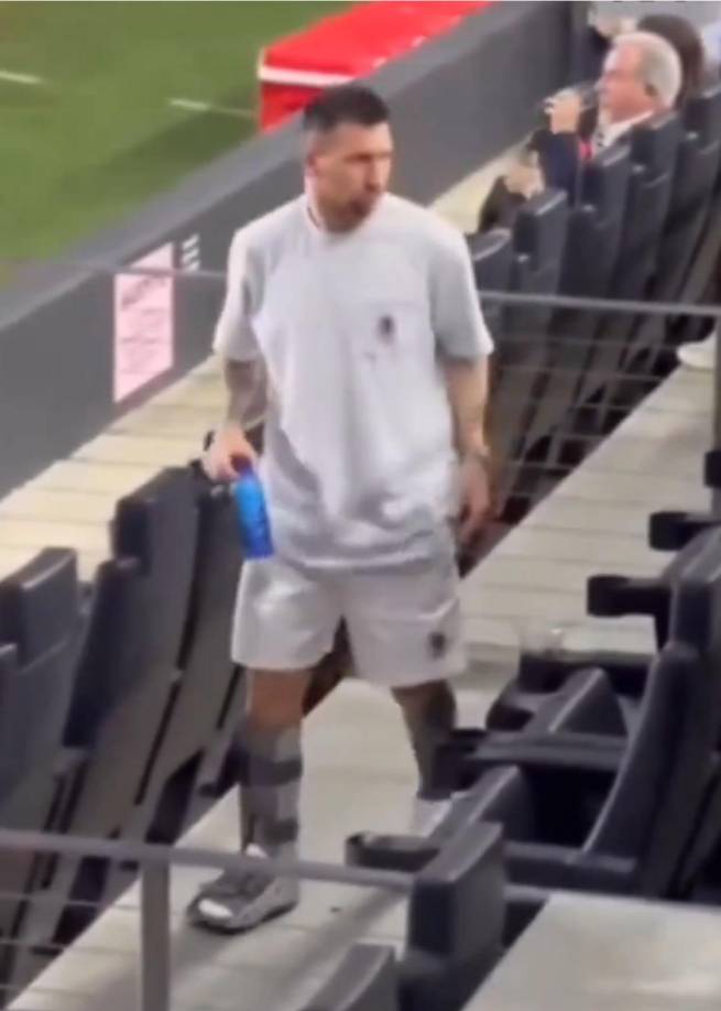 Leo estuvo presente en el Chase Stadium para acompañar a sus compañeros y se le vio con una bota especial.