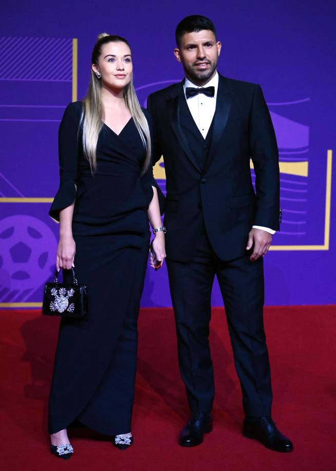 Sergio ‘Kun‘ Agüero llegó acompañado al sorteo por su hermosa novia Sofia Calzetti.