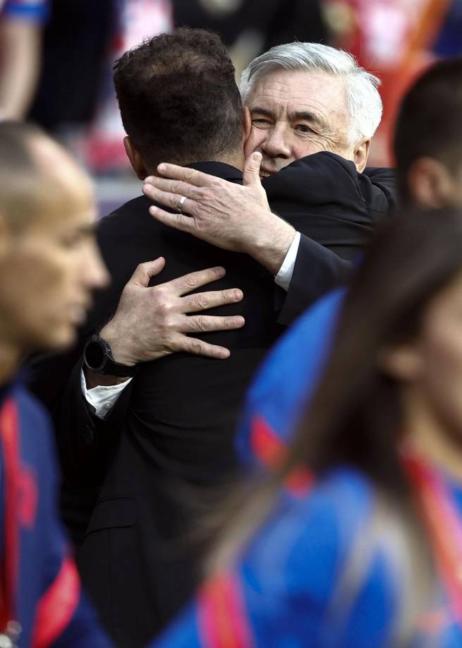 El ‘Cholo‘ Simeone felicitó a Ancelotti por el título de la Liga Española y le dio este tremendo abrazo previo al inicio del partido.