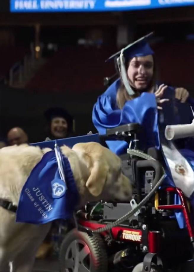 El perro recibió con la boca su distinción, mientras familias y graduados aplaudieron de pie al animal.