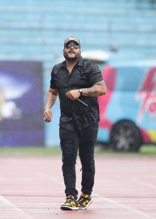 El Chevo, cantante hondureño, dio un show en el medio tiempo del amistoso entre verdes y jaibos.