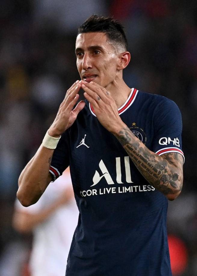 Ángel Di María disputó su último partido como futbolista del PSG. El argentino no pudo contener las lágrimas.