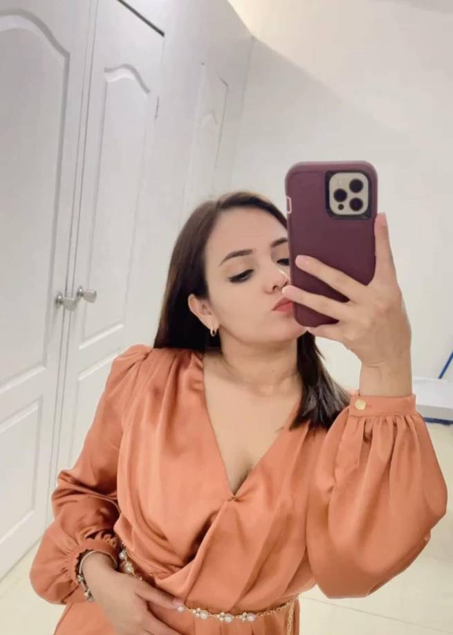 Un hombre que pasaba por el lugar dijo que un sujeto que vestía una camiseta negra corrió hasta alcanzar Roxana y la asesinó.