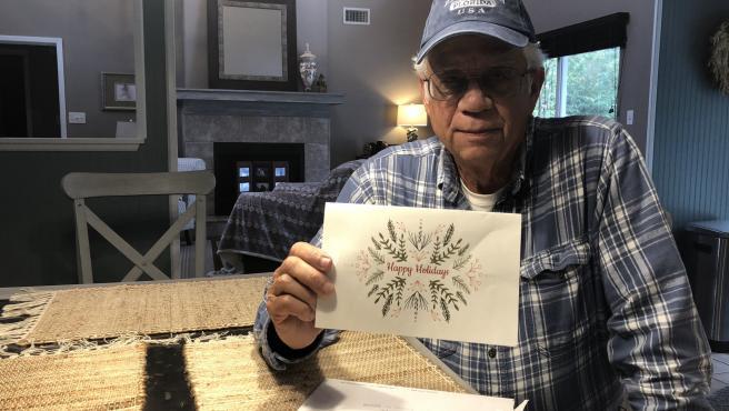 Hombre paga deudas a familias en Navidad por tercer año consecutivo en EEUU