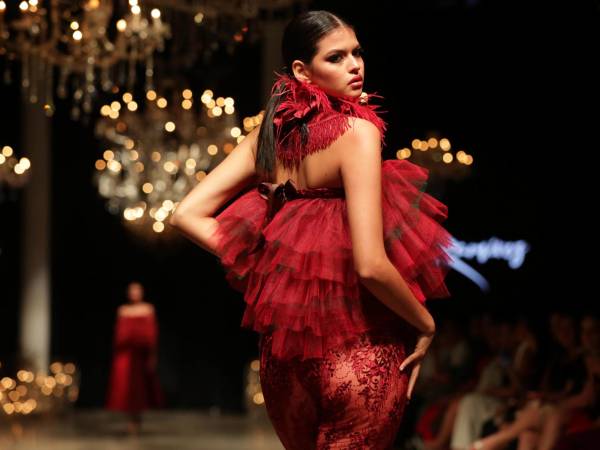 Roberto Ramírez realizó una inyección de material en tonos borgoña y terracota.