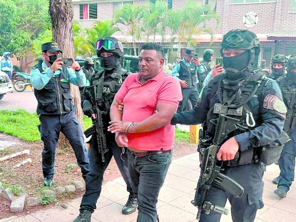 Mario Mejía cuando era llevado a los juzgados.