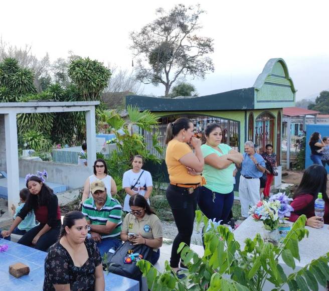 Vecinos y amigos de la familia Sanabria no podían creer lo que había sucedido al joven Carlos Sanabria.