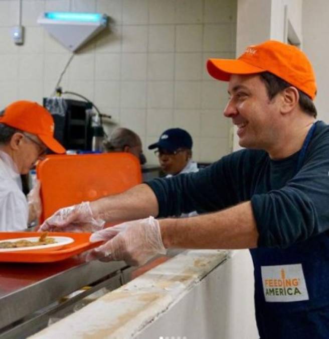 El presentador de 'The Tonight Show Starring' Jimmy Fallon estuvo de visita en un comedor comunitario en Harlem.