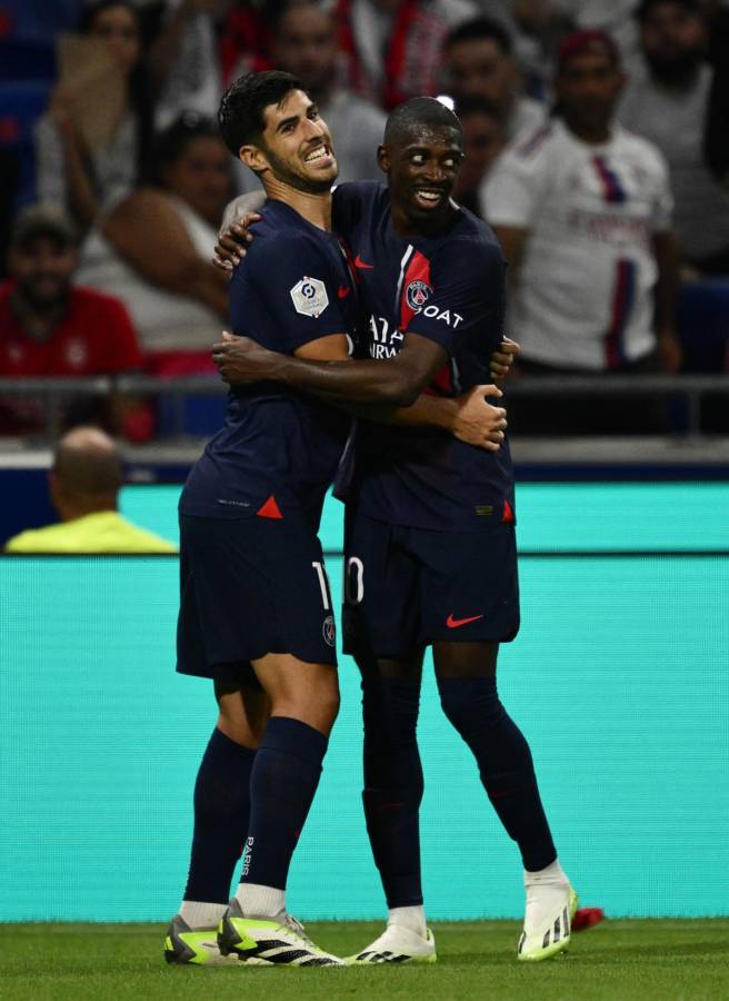 Marco Asensio celebra su gol con Ousmane Dembélé.