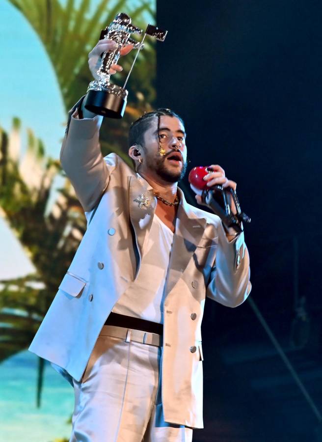 Bad Bunny hace historia al convertirse en el artista del año en los MTV Video Music Awards