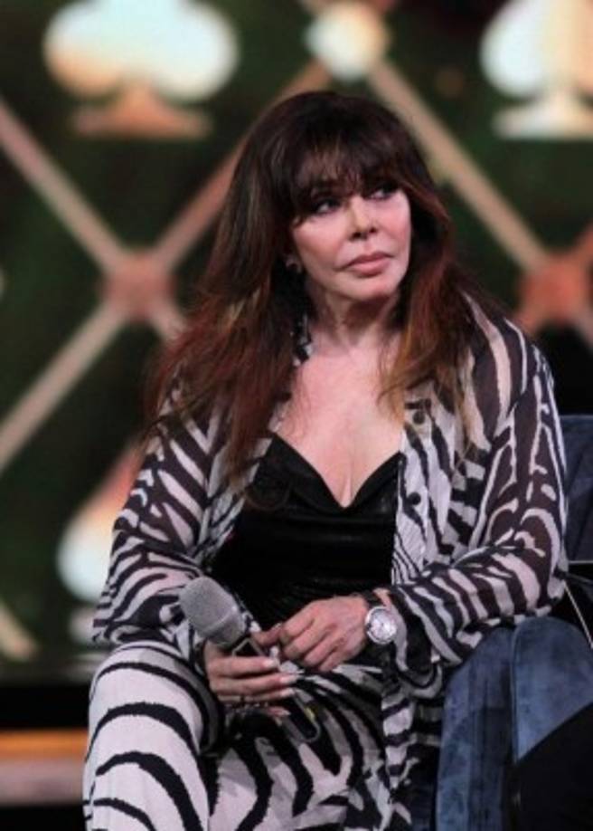 Después que su nombre surgiera Verónica Castro se encargó de llamar a varios medios para negar la presunta primicia, dejando en claro que no tuvo un romance lésbico con Yolanda. ' Es una broma como las que hace siempre Yolanda, es una broma, es lo que hacía cuando estaba en un momento en el que no estaba en sus cinco sentidos. Ya le pedí por favor que me deje en paz, estoy cansada y no es un buen momento”, declaró. <br/><br/>'Con la pena, no me casé, nunca me casé. De broma me he casado varias veces, pero de verdad, no. Más que broma… Es una falta de respeto después de tantos años. Las cosas se pasaron de contexto, ya no es gracioso', remarcó la estrella. <br/>