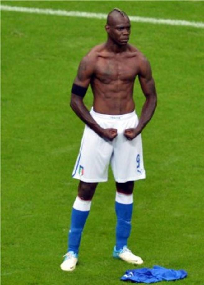 Mario Balotelli es un jugador muy excéntrico. Una de sus tantas lujosas locuras fue que, esta imagen suya celebrando un gol con Italia ante Alemania que quedó para la historia, contrató al artista y escultor Livio Scarpella para que le hiciera esta figura del instante en plata y bronce. No se sabe cuánto le habrá costado el capricho, pero sin duda no fue nada barato.
